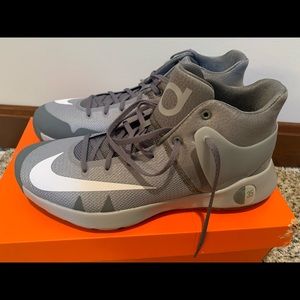 Nike KD Trey 5 IV Basketball Shoes New in box